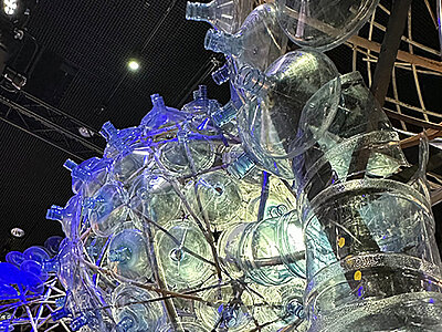 Kunstobjekt mit Plastikflaschen transportiert von zapf umzüge