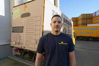 Azubi von zapf umzüge vor Kartonauto Azubi von zapf umzüge vor Kartonauto