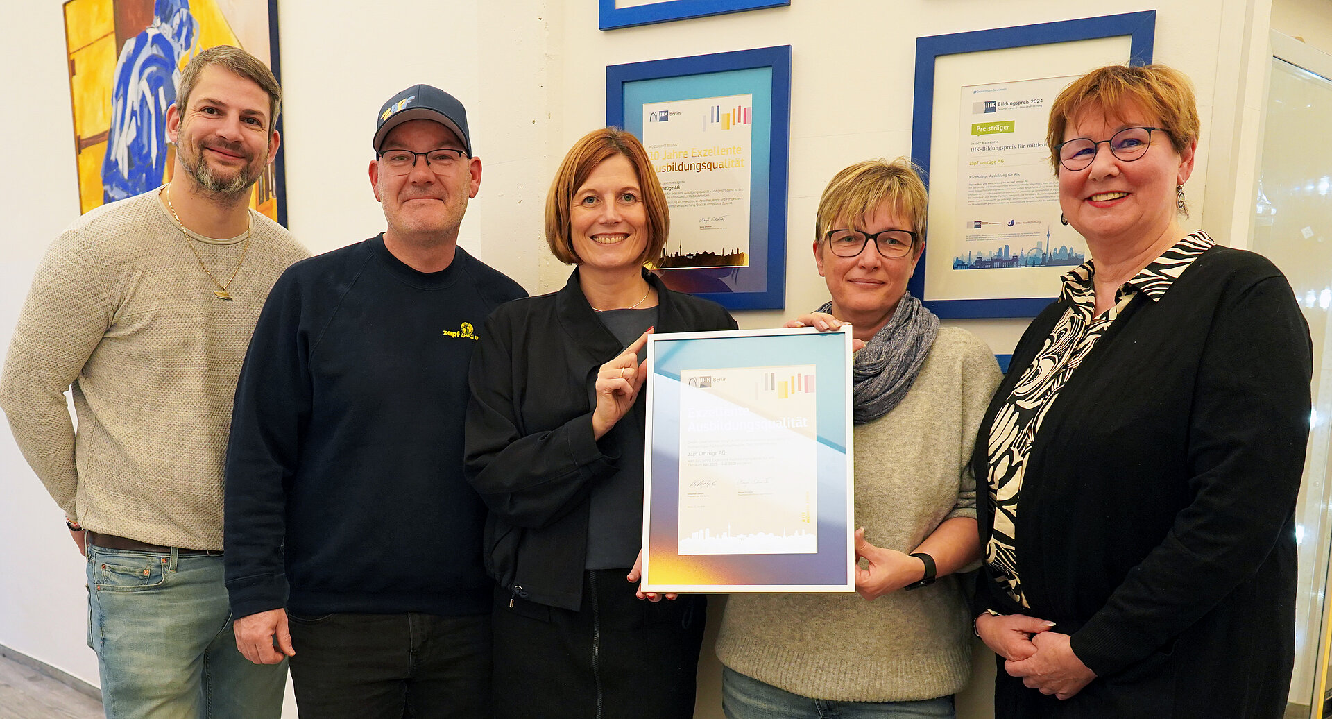 Übergabe Urkunde Exzellente Ausbildung bei zapf umzüge